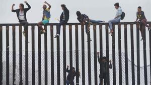 zentauroepp43133005 topshot   migrant caravan demonstrators climb the us mexico 180508110330