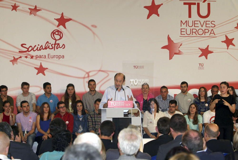 El secretario general del PSOE, Alfredo Pérez Rubalcaba, y el líder de los socialistas valencianos, Ximo Puig, durante el mitin de cierre de campaña para las elecciones europeas de 2014 en Alicante