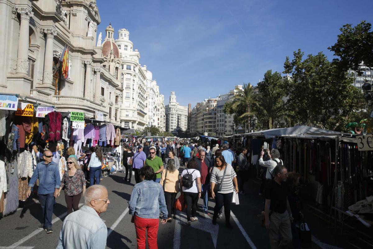 Mercadillo en la plaza del Ayuntamiento de València Mercadillo en la plaza del Ayuntamiento de València