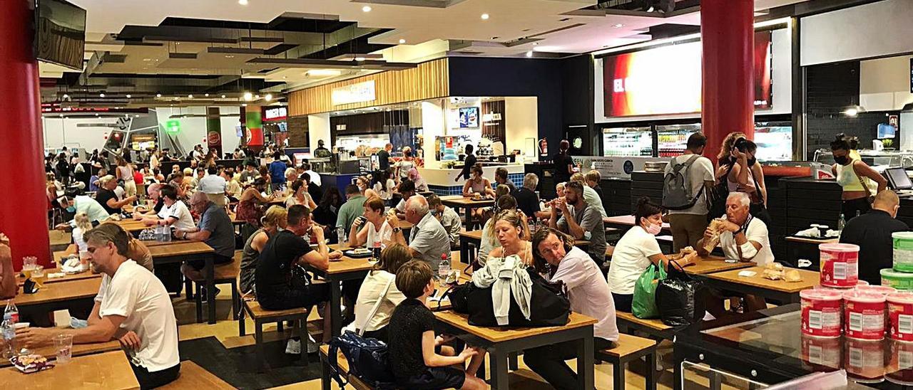 Imagen de archivo de un punto de restauración este verano en el aeropuerto de Palma. | R.G.