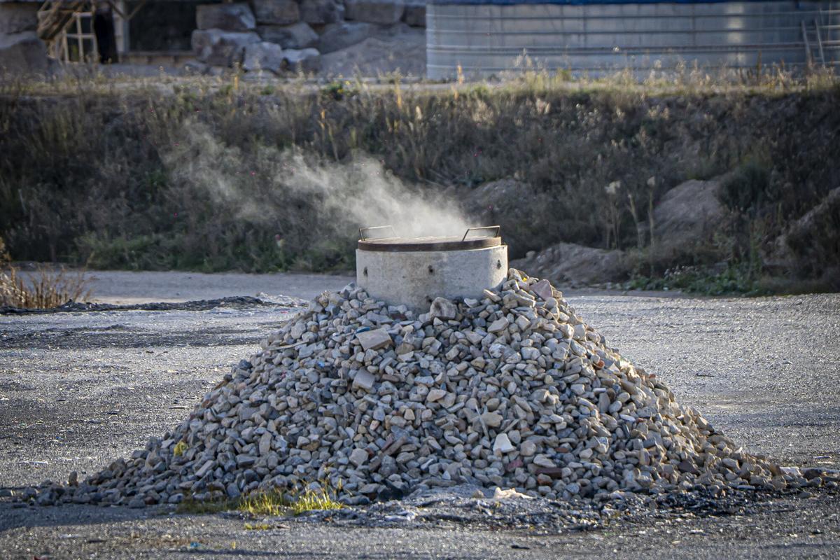 Barcelona, 23/12/2025. Barcelona. Un juzgado investiga vertidos ilegales en un depósito de escombros en Seva, que causa problemas a los vecinos del entorno (estaremos allí Guillem y Jordi, hemos quedado con un vecino denunciante que vive en una urbanización próxima al vertedero. AUTOR: MANU MITRU
