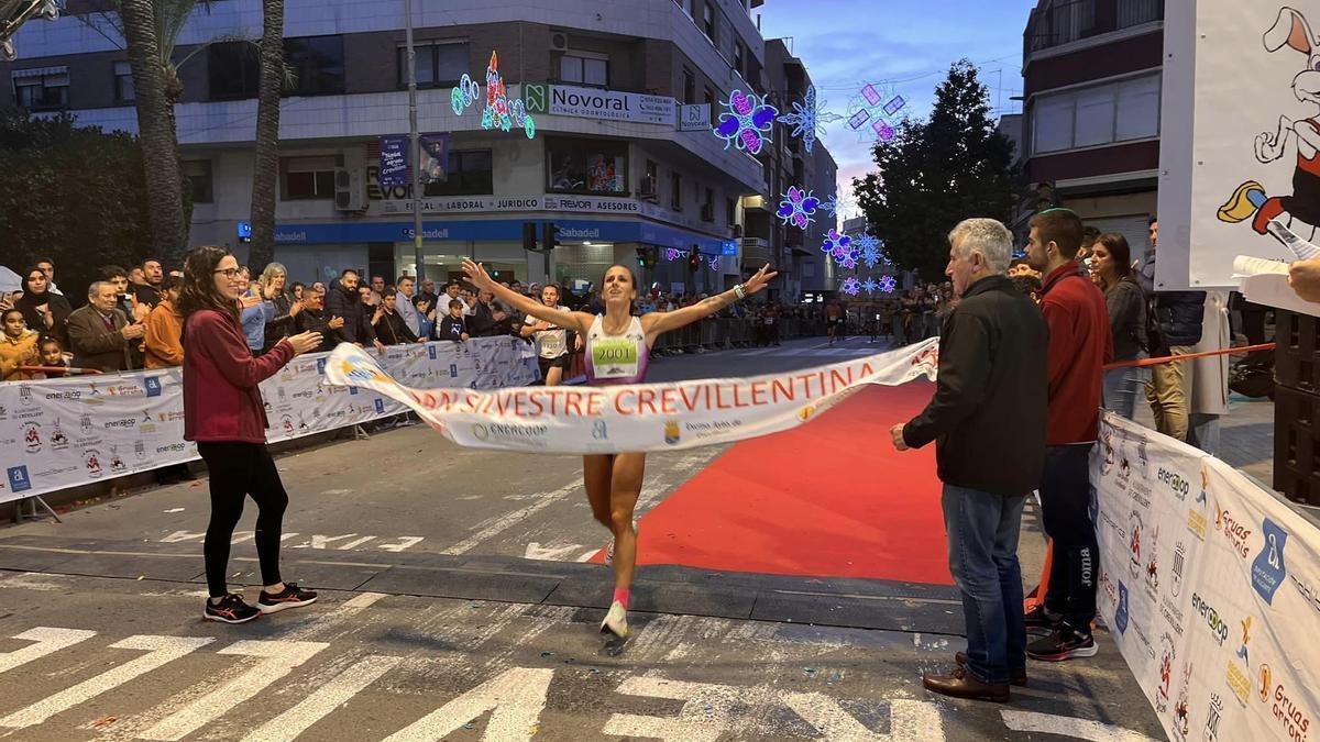 Yésica Mas, ganadora del año pasado, entra en la línea de meta