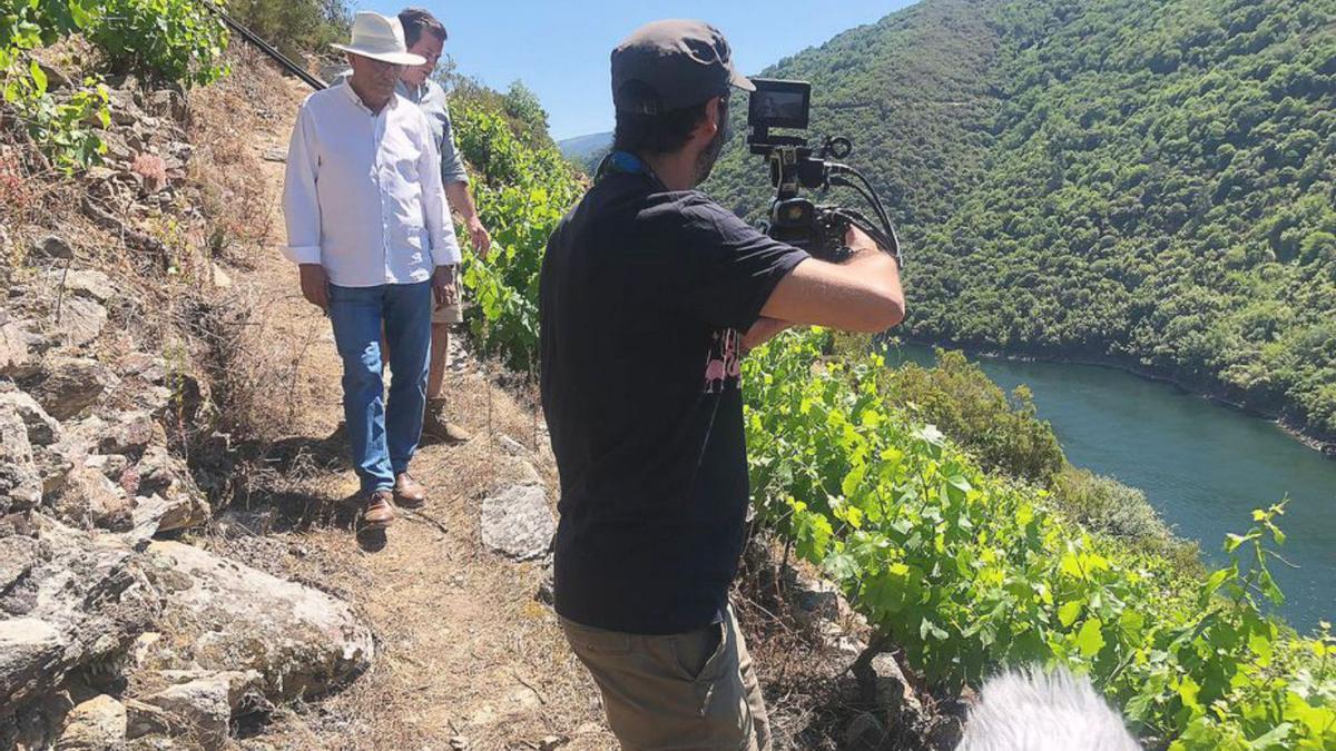 El bodeguero José María Prieto, durante la grabación en el viñedo en el Cañón del Sil.