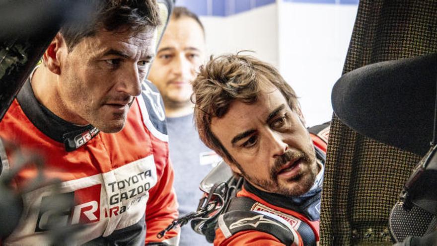 Marc Coma, dialoga junto a Fernando Alonso.