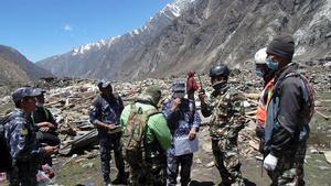 Soldados participan en tareas de rescate en Langtang (Nepal).