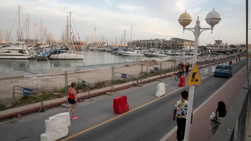 El Puerto coloca los soportes donde se anclará el paseo volado de madera entre el Cub de Regatas y la estatua del &quot;surfer&quot;