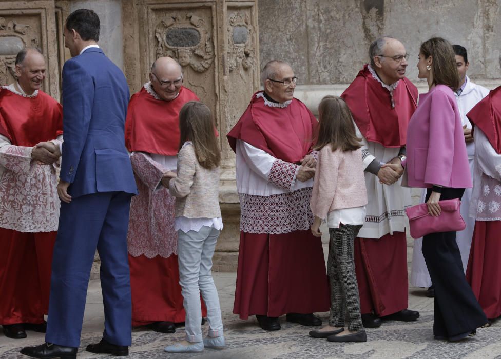 Los Reyes asisten a la misa de Pascua