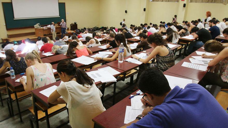 Alumnos hacen las pruebas de Selectividad en la facultad de Medicina.