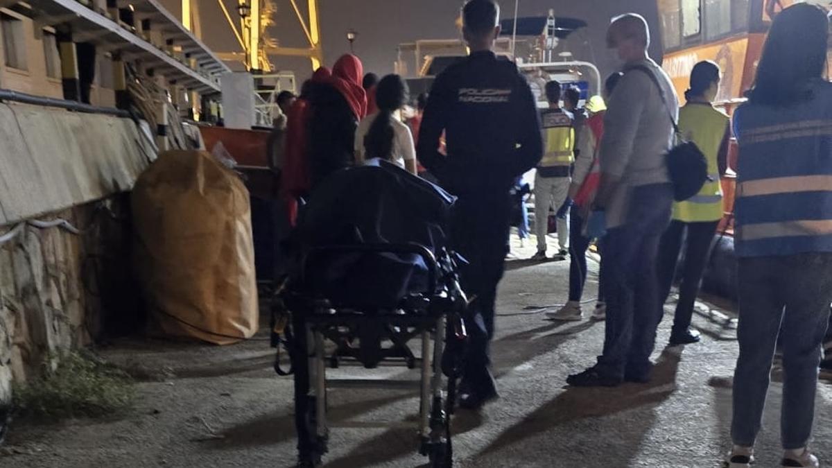 Agentes de la Policía Nacional, en Santa Lucía tras la llegada de la barcaza.
