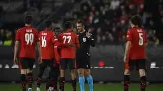 El gol anulado al Rennes, que salvó al Villarreal, convertido en viral: ¿conocías tú esa regla?
