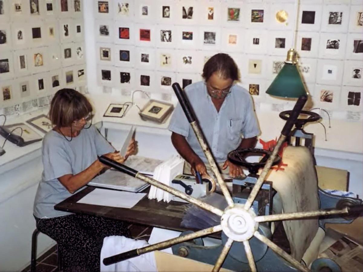 Pasqual Fort i Mercè Barberà preparant el Mini Print al Taller Galeria Fort de Cadaqués.