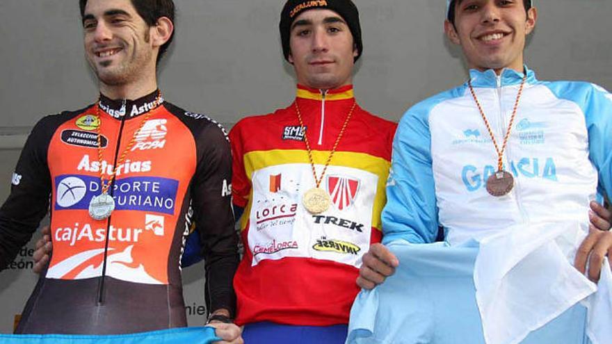 Mauro González, a la derecha, con la medalla de bronce en categoría sub 23. / l. 0.