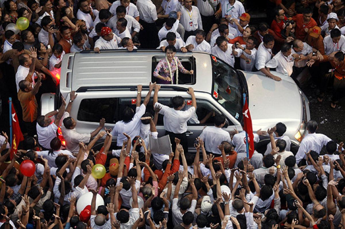Simpatitzants de la líder demòcrata birmana Aung San Suu Kyi, reben la dirigent després de la inauguració de l’oficina del seu partit, la Lliga Nacional per la Democràcia, a Rangun.