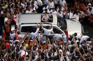 Simpatitzants de la líder demòcrata birmana Aung San Suu Kyi, reben la dirigent després de la inauguració de l’oficina del seu partit, la Lliga Nacional per la Democràcia, a Rangun.