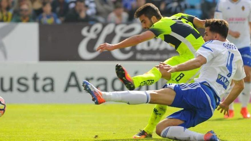 Una acción del Zaragoza-Elche, en el que Pelayo marcó dos goles.