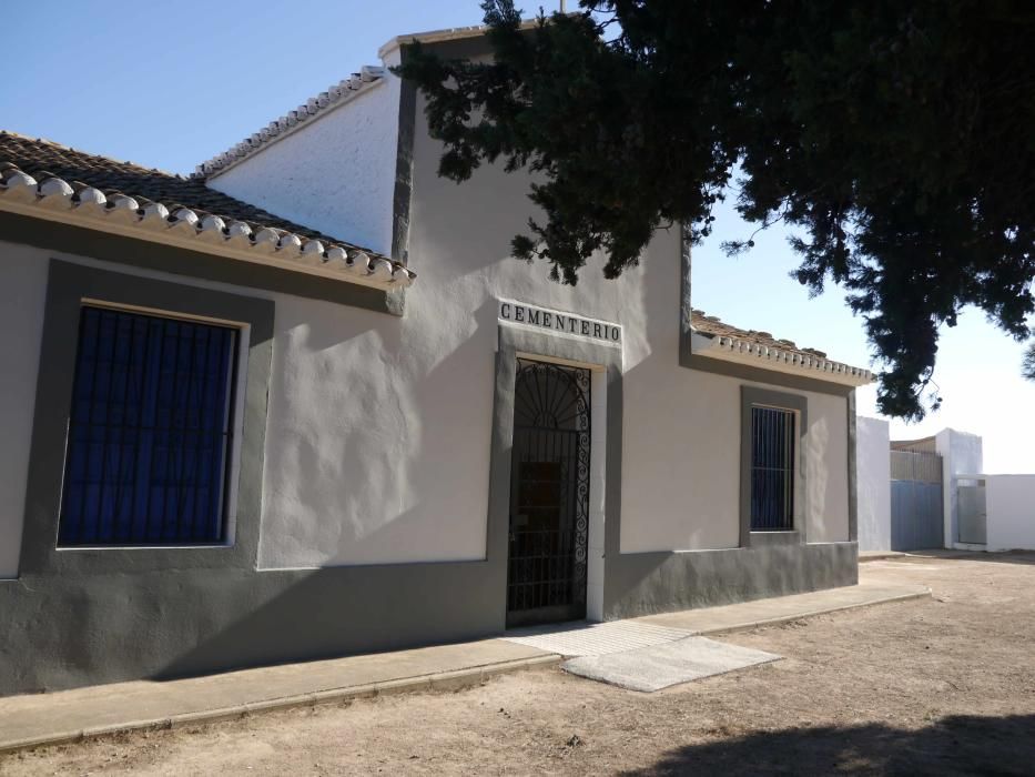 Cementerio parroquial. En su interior se filmó el final de la película «Estigmas», protagonizada por el lanzador de peso, reconvertido a actor, Manolo Martínez.