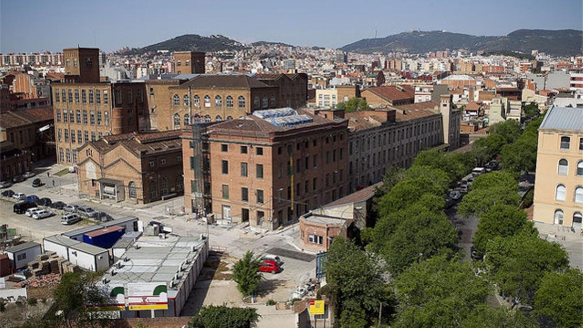 Avanzan las obras. El futuro 'casal' de barrio de Fabra i Coats (derecha), en Sant Andreu del Palomar.