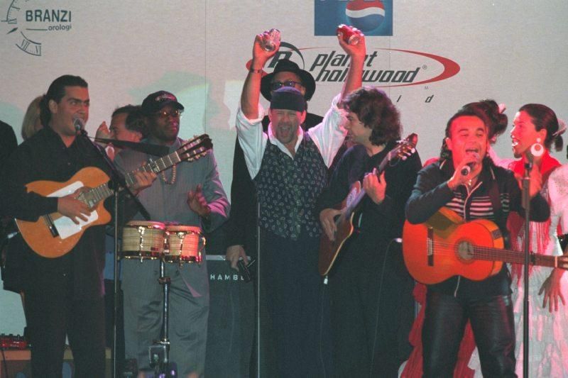 Bruce Willis, cantando en la inauguración de Planet Hollywood Madrid, en 1999