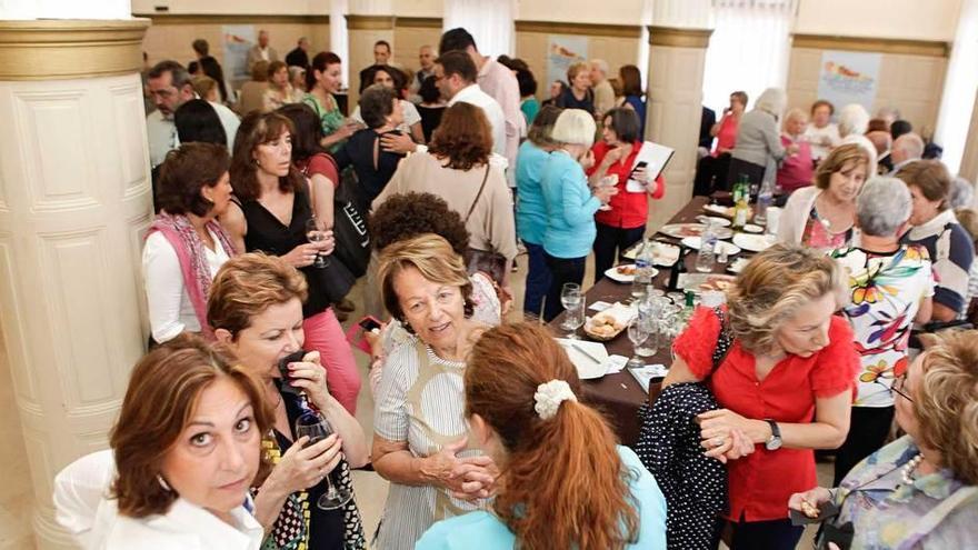 Asistentes a la merienda de Manos Unidas.