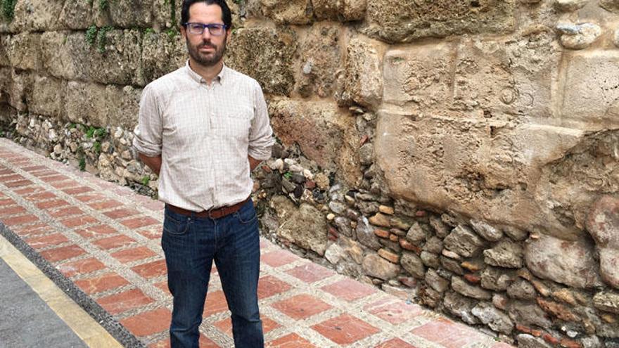 Javier Lima, junto a la Muralla de Marbella en uno de los accesos al casco antiguo.