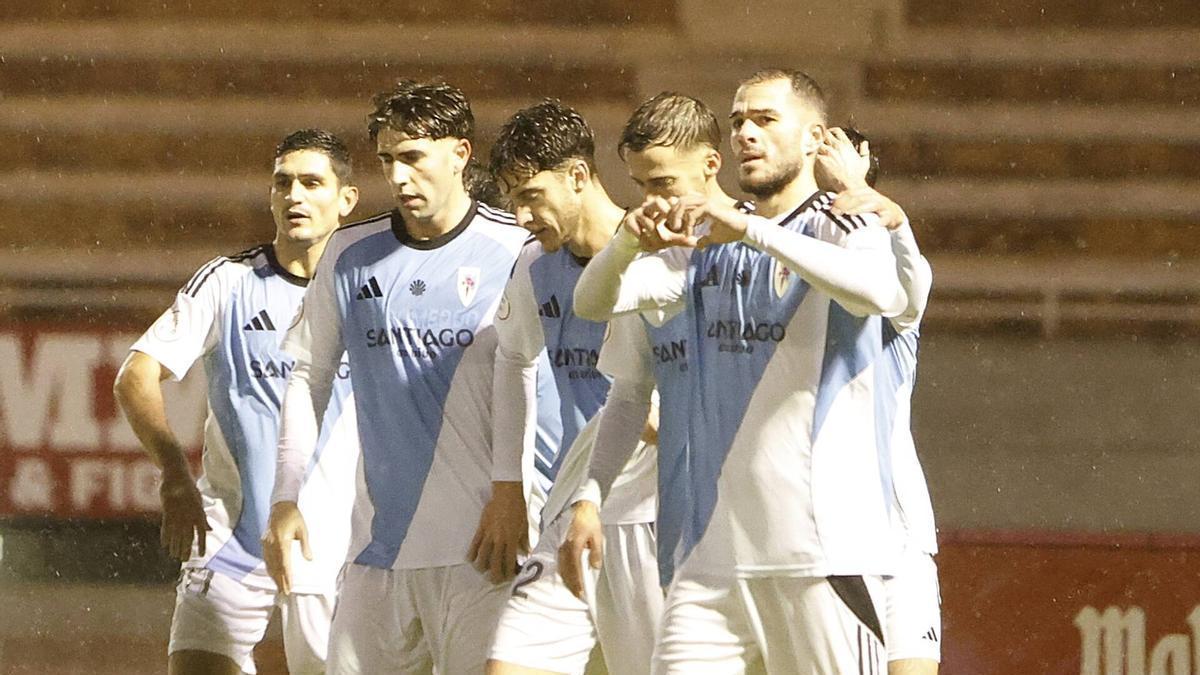 Diego Uzal y Antón Guisande celebran junto a sus compañeros un gol de Jorge Maceira.