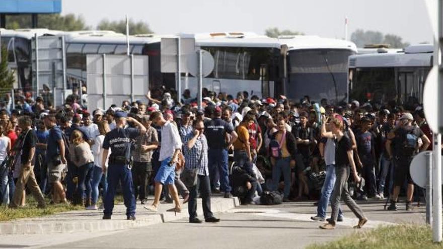 La Policía vigila a un grupo de refugiados en Hungría.