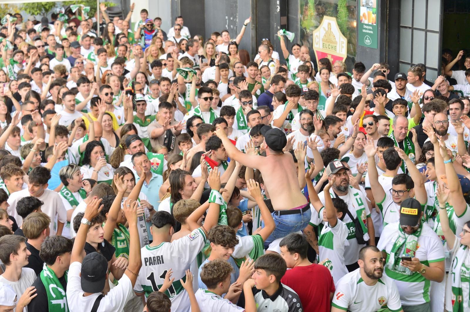 El Martínez Valero se llena de aficionados para animar al Elche CF desde la casa franjiverde