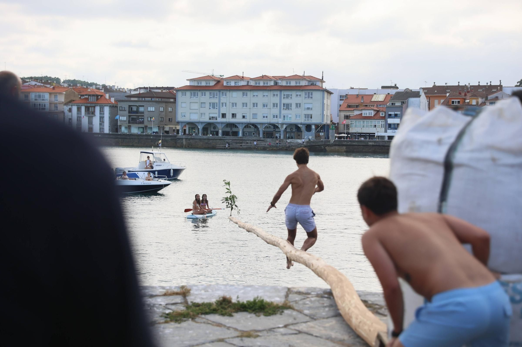 EN IMÁGENES: La multitudinaria cita de la cucaña en el Carmen de Luanco