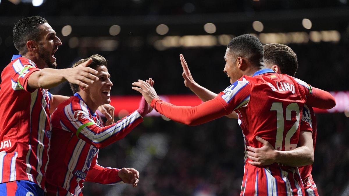 Los jugadores del Atlético celebran el gol de Samu Lino contra el Mallorca.