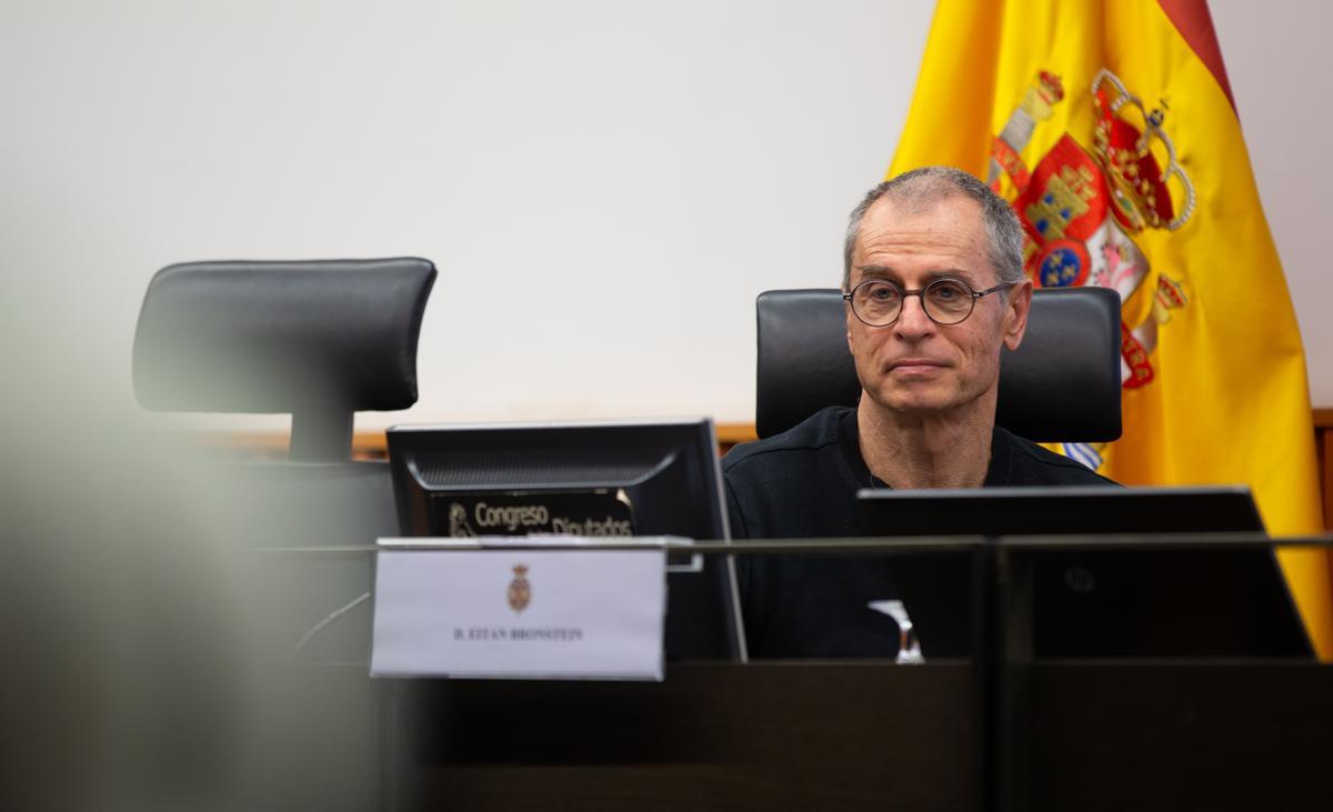 El activista israelí contra la ocupación de Palestina Eitan Bronstein, en un acto en el Congreso de los Diputados contra el sionismo, este martes 15 de noviembre en Madrid.