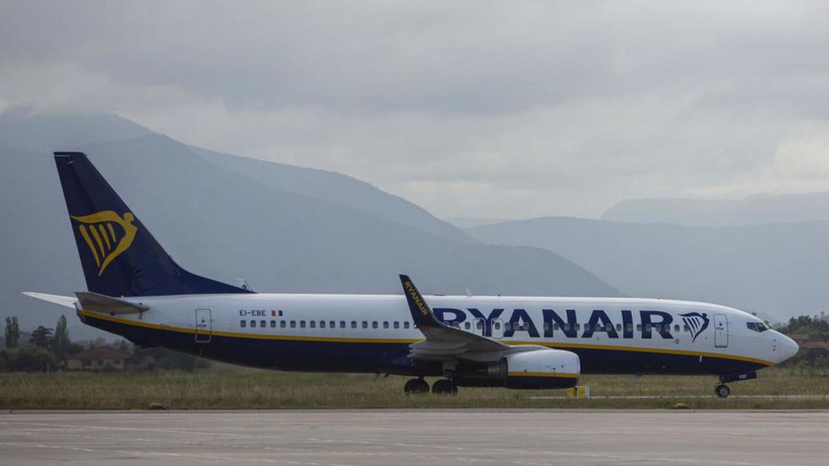 Un avió de Ryanair a Girona, en una imatge d’arxiu.  | DAVID APARICIO