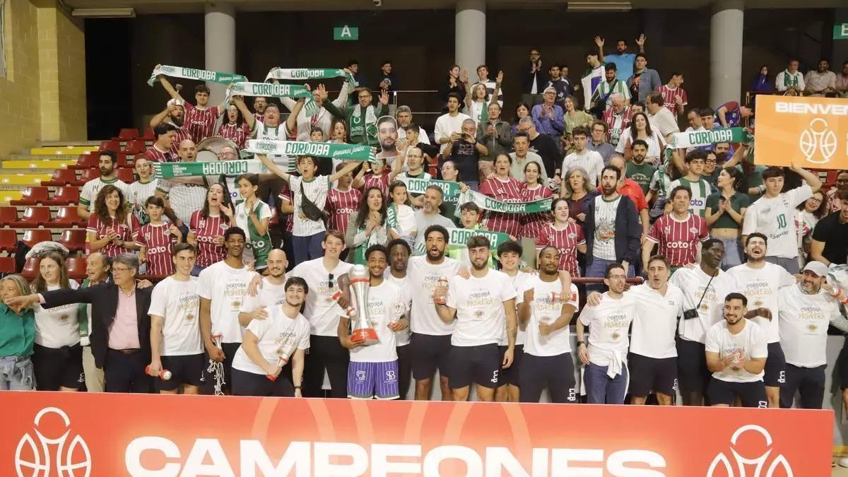 La plantilla del Coto Córdoba celebra el ascenso a Primera FEB en Vista Alegre.