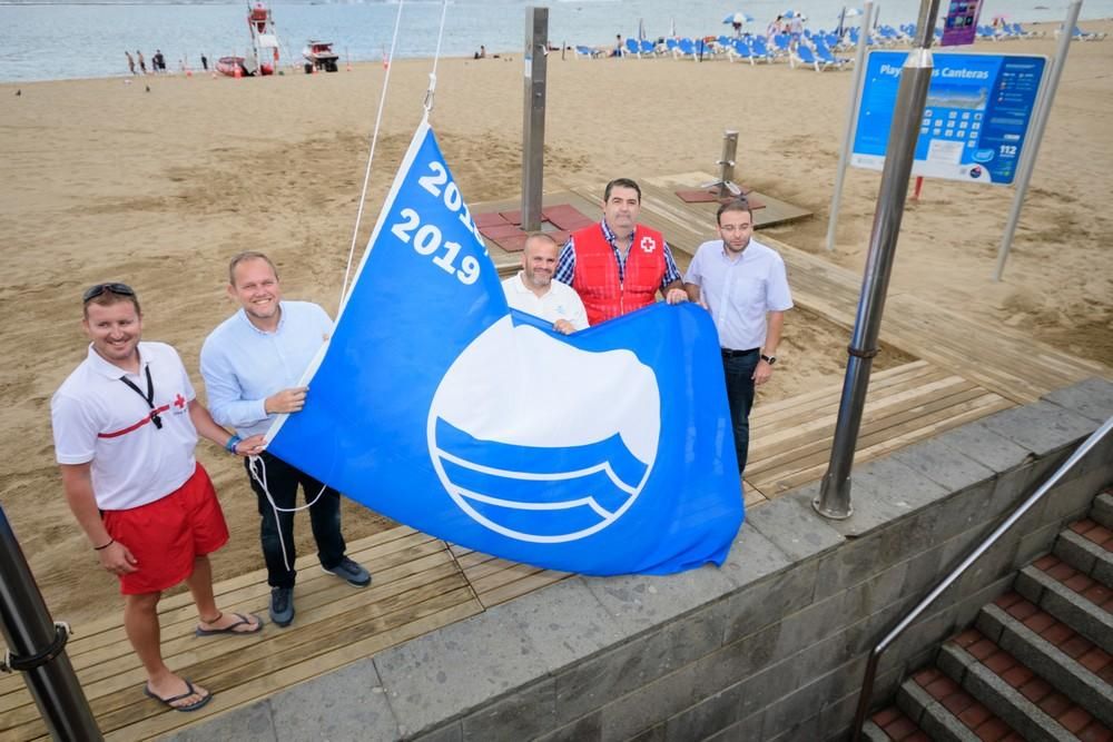 La Bandera Azul ondea ya en la playa de Las Canteras