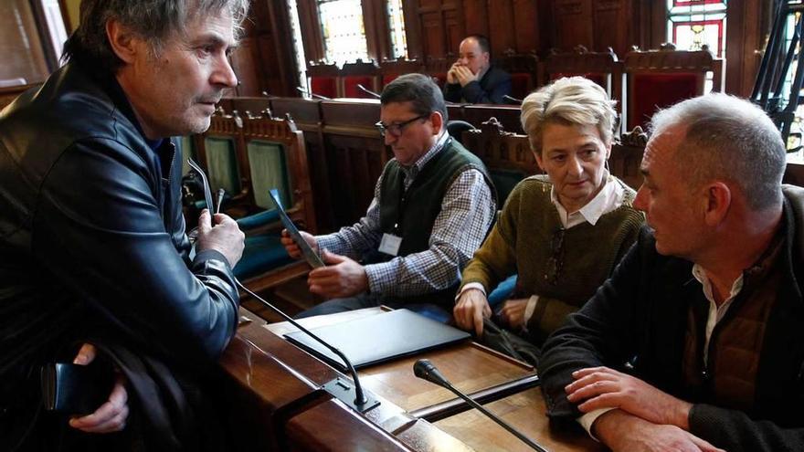 Por la izquierda, Adolfo Manzano, Ramón D&#039;Andrés, Pilar Rubiera y Xuan Bello, en la Junta.