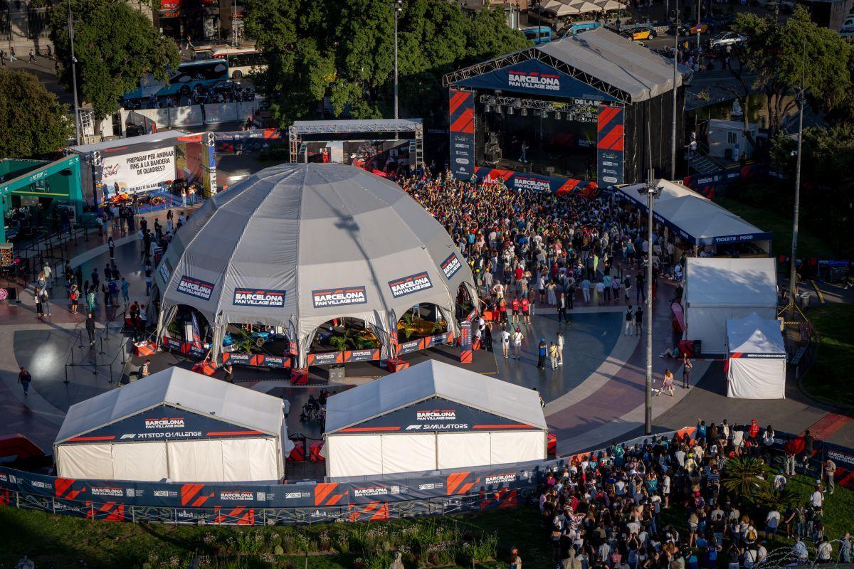 Una multitud se acerca a la Fan Zone de F1 Plaza Catalunya