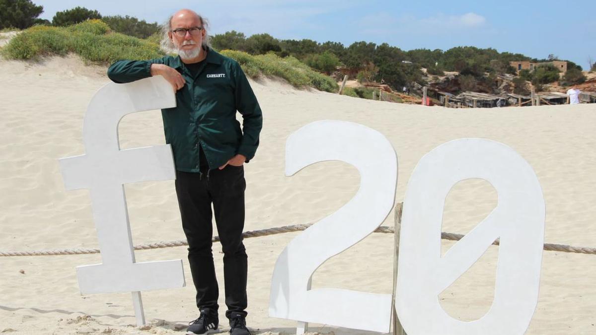 El publicista Toni Segarra posa con el logotipo de Formentera20 en las inmediaciones del Hotel Cala Saona, en Formentera.