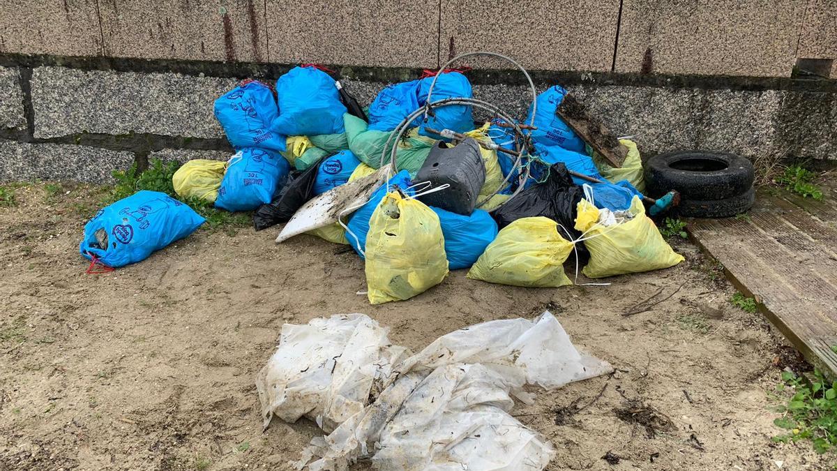 Bolsas llenas de plásticos, al final de la mañana.