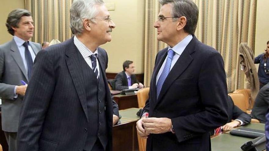 Antonio Trevín, a la izquierda, conversa con el parlamentario del PP Ovidio Sánchez en la Comisión de Industria del Congreso.