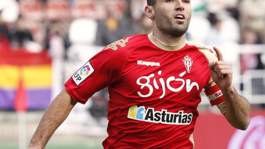 David Barral celebra un gol con el Sporting.