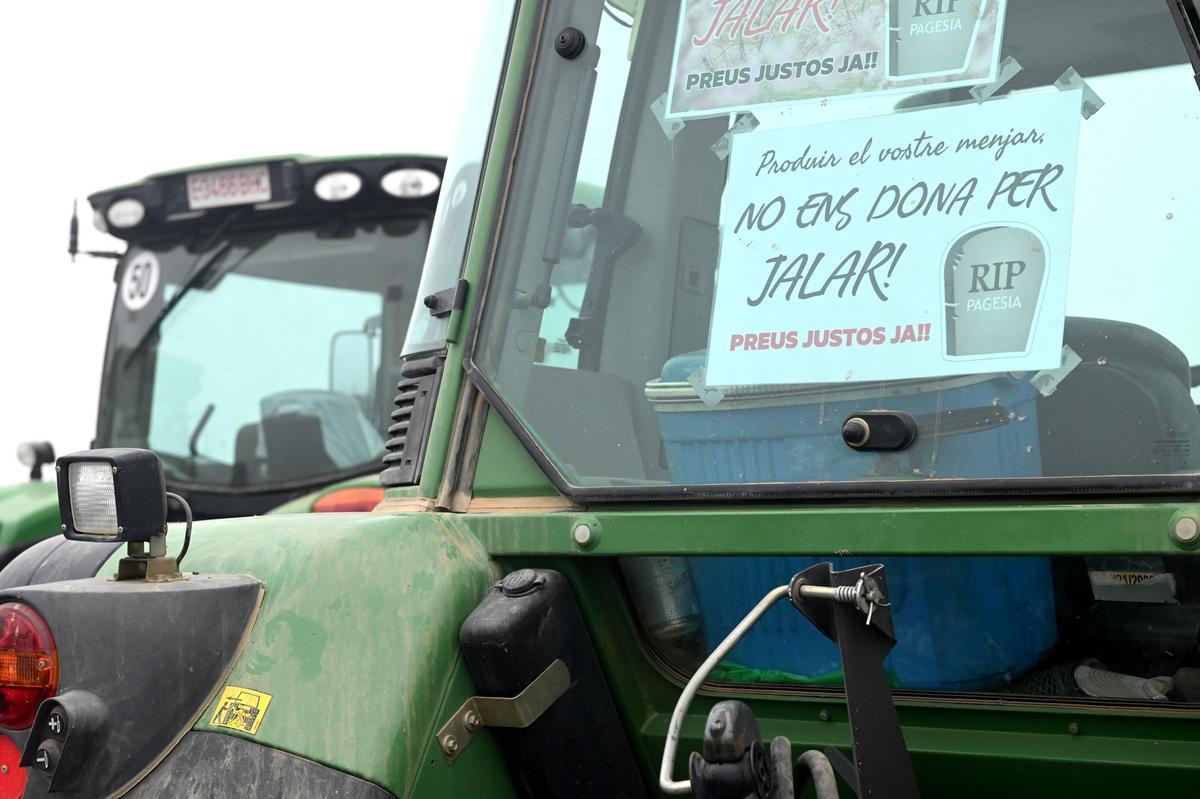 Agricultores catalanes protestan en Fondarella, en el Pla dUrgell (Lleida)