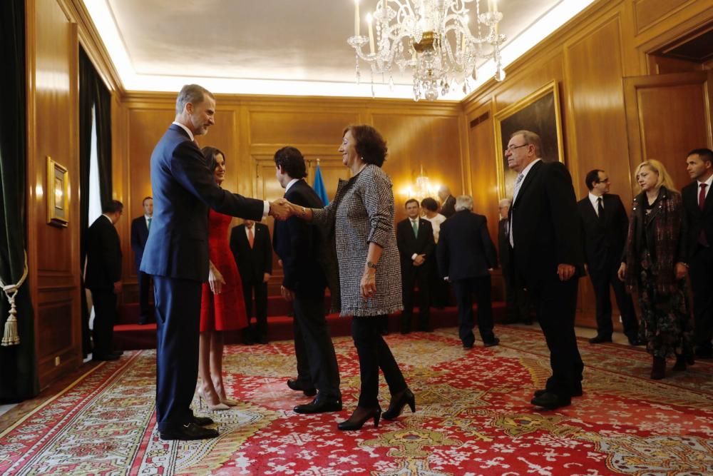 Los Reyes reciben los premiados con las Medallas de Oro de Asturias
