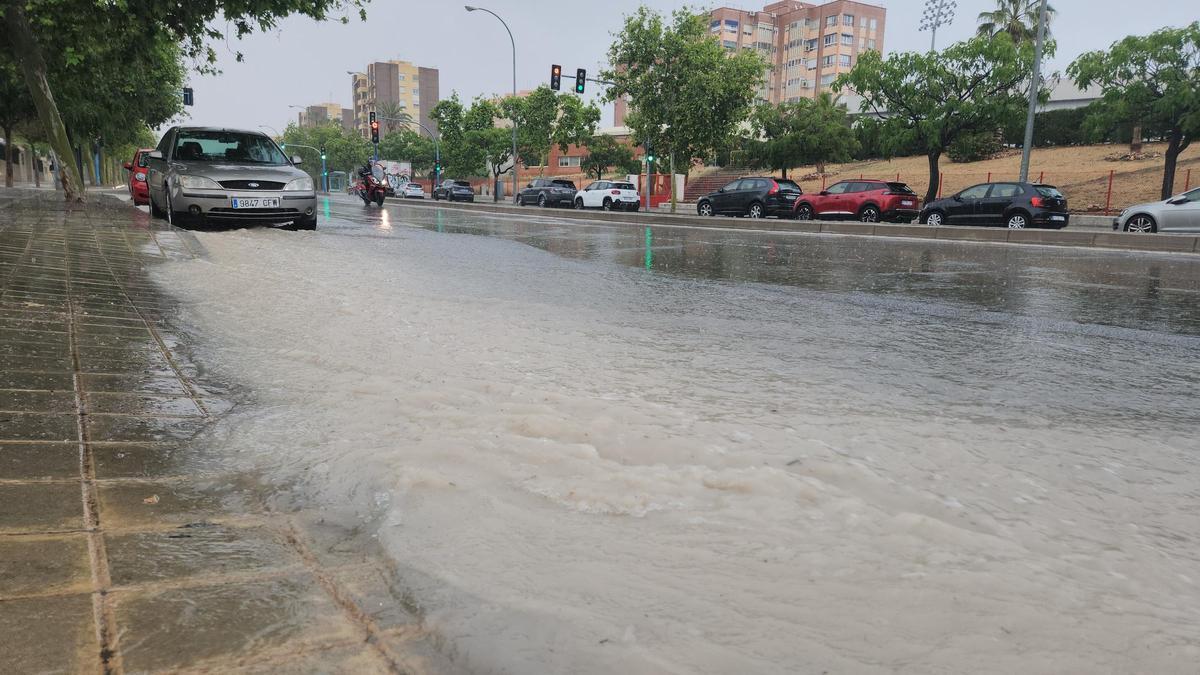 Una fuerte tormenta sorprende a la ciudad de Alicante