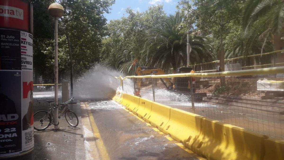 Fuga de agua en la calle de la Diputació, 480