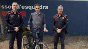 Los Mossos entregando la bicicleta a Miguel Induráin