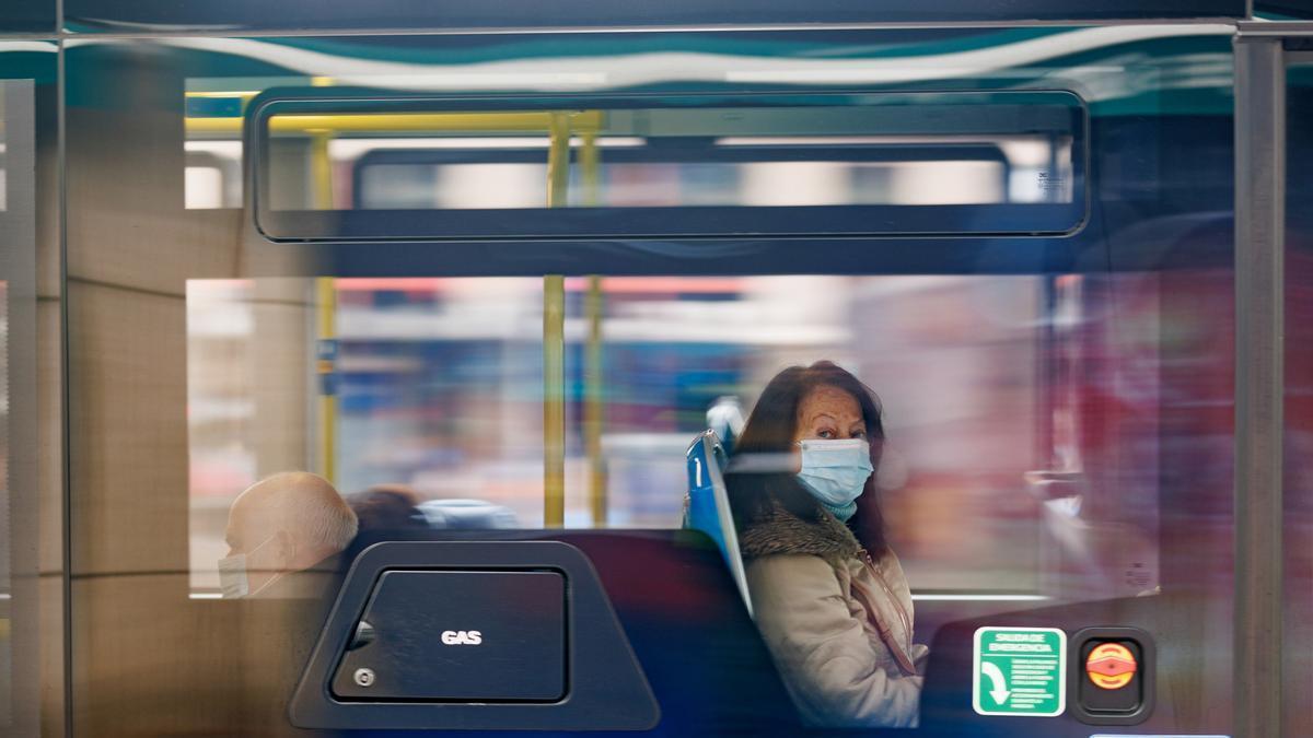 Una dona amb mascareta en un autobús