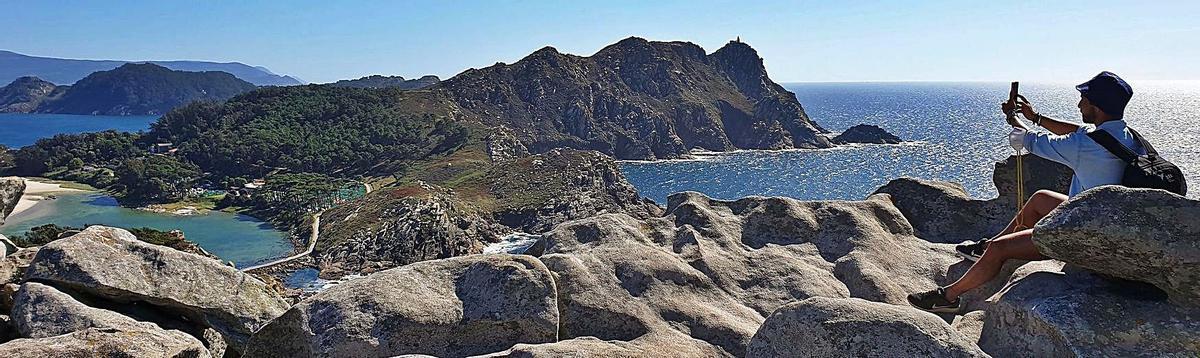 Domaio. Uno de los mejores miradores de la Ría de Vigo no está precisamente en Vigo, sino en Moaña, concretamente en Domaio. La ciudad se ve en su espejo que le devuelve su imagen más urbana. Aquí el visitante puede contemplar la urbe de frente. Hay quien escribió que Vigo desde O Morrazo parece Nueva York. En esta poderosa panorámica el protagonista es el mar, con sus bateas y el perfil costero de Vigo que trepa hacia sus montañas. La vista permite ver la ría en todo su esplendor, desde el estrecho de Rande hasta la bocana de la ría con Cabo Home y Cabo Silleiro. El mirador se sitúa en monte do Faro de Domaio, con 627,8 metros sobre el nivel del mar.