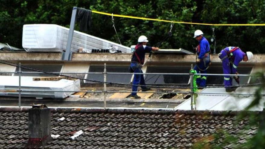 Obras en la cubierta colegio público de Carril. // Iñaki Abella