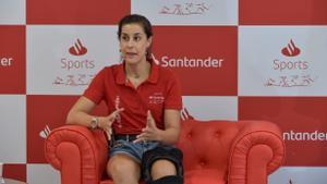Carolina Marín, en el acto de Madrid, luciendo una aparatosa protección de su rodilla izquierda