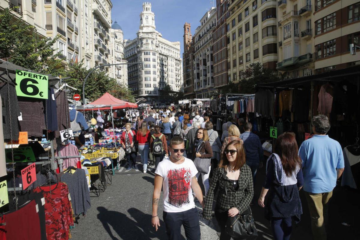 Los mercadillos de València denuncian su declive y que la gente va a pasear
