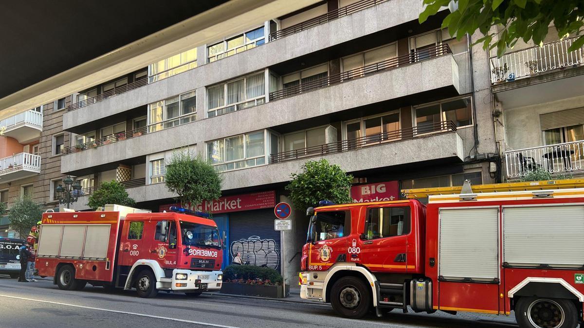 Los Bomberos de Vigo en el edificio donde se precipitó la mujer.